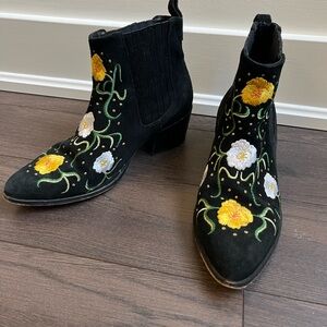 L’Intervalle floral embroidered suede boots